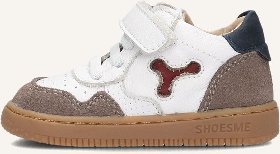 Witte leren babyschoen met bruine suède details, rode Y-inzet en blauwe hiel. 'SHOESME' op de zool.
