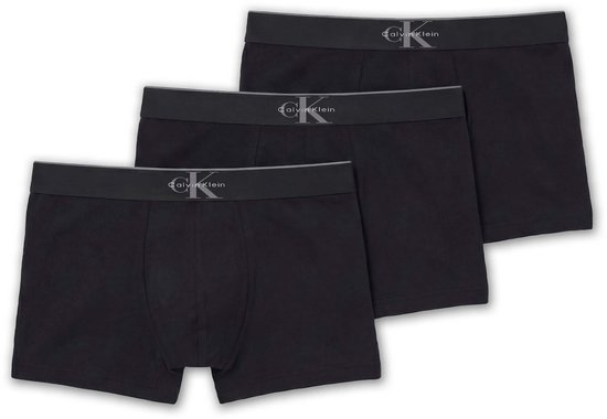 Drie zwarte Calvin Klein trunks met grijze tailleband met logo.