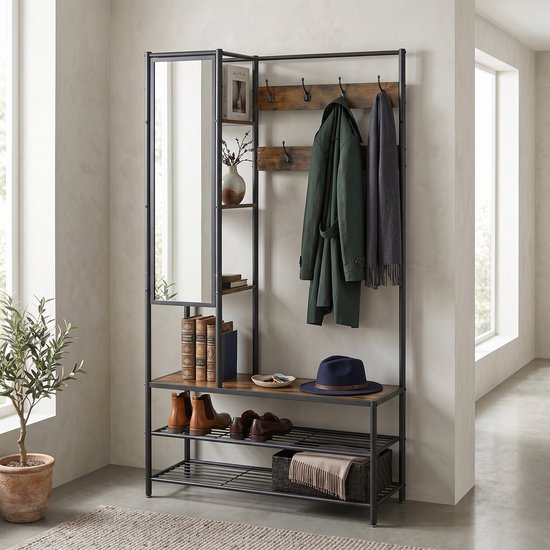 Industriële kapstok met bruine houten planken, zwarte metalen frame, spiegel, spiegel, schoenenrek en haken. Met jassen, sjaal, hoed en schoenen.