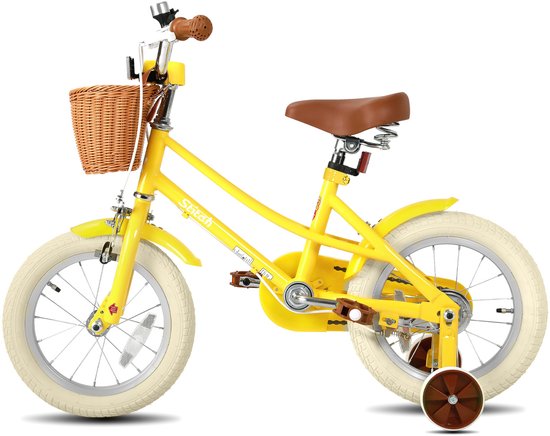 Gele kinderfiets met bruine zadel, bruine handvatten, mandje van rotan en zijwieltjes.