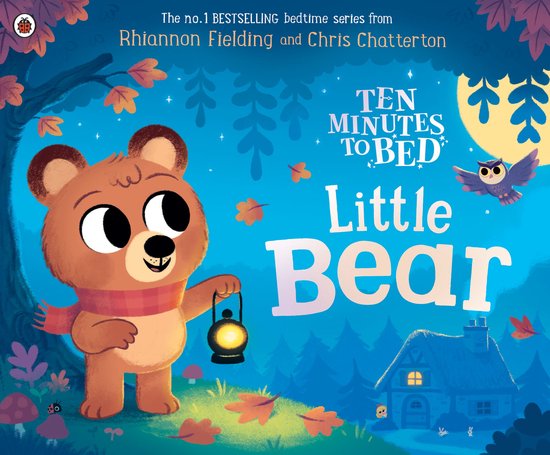 Een schattige teddybeer met een sjaal en lantaarn, bij een huisje in een bos bij nacht. Tekst: 'TEN MINUTES TO BED Little Bear'.