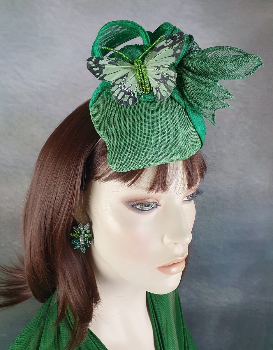 Creaciones Hoeden Collectie – Fascinator – Sinamay groen – Abaca-zijde en vlinderveer – Universele maat – Handgemaakt en Uniek