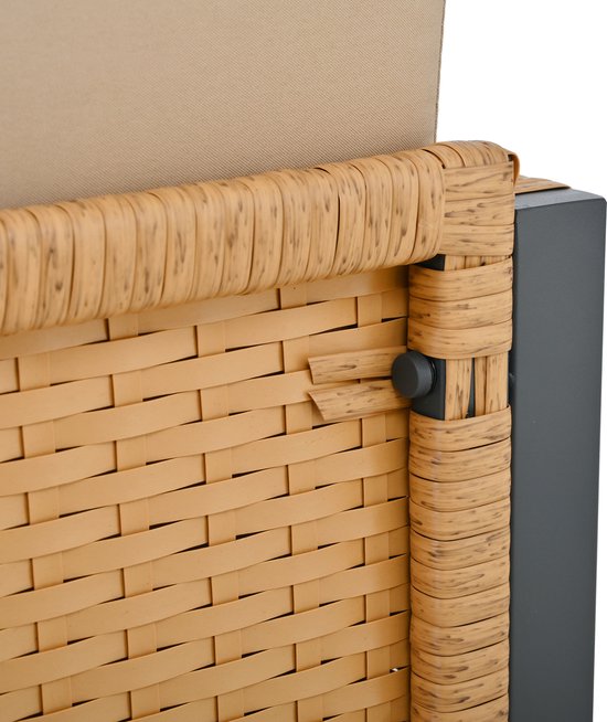 Detail van de hoek van een beige stoel met bruin rotan vlechtwerk en een grijs metalen frame.