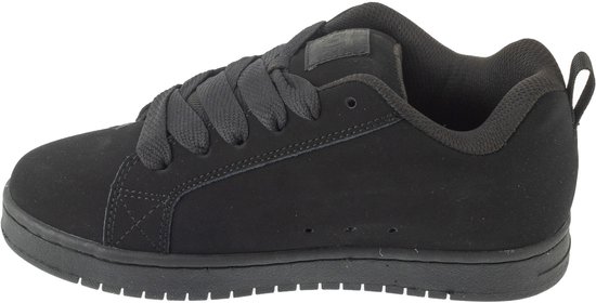 Zwarte DC Shoes sneakers, zijkant met veters en lipje aan de hak.