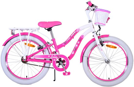 Roze en witte kinderfiets met mandje, bagagedrager en 'Lovely' opdruk.