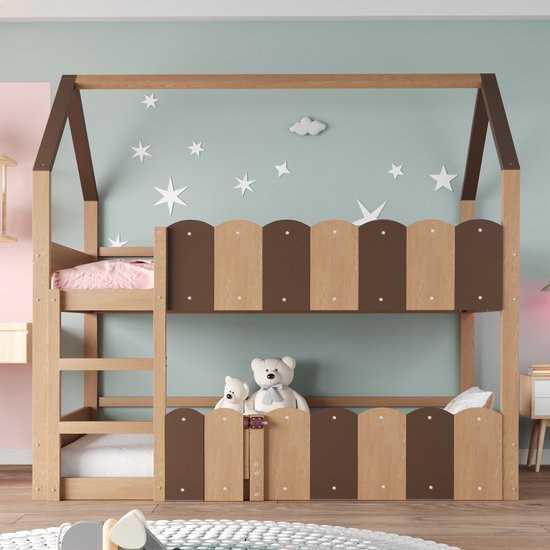 Houten huisbed met twee verdiepingen in naturel houtkleur, bruine decoratieve panelen en teddyberen.