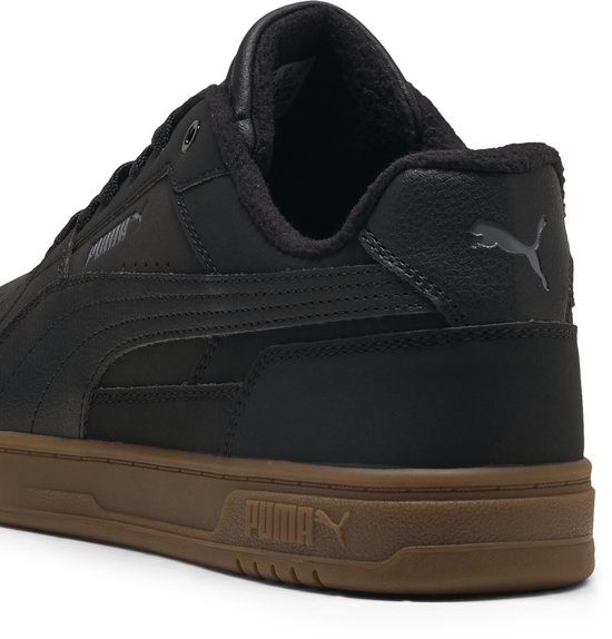Zwarte Puma sneaker, achterkant zichtbaar met bruine zool en Puma logo.