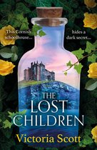 Boekcover van "The Lost Children" met een fles, waarin een landhuis op een klif onder een roze/blauwe lucht, omringd door klimop en gele rozen.
