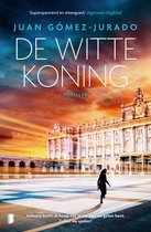 Boek 'De Witte Koning' thriller van Juan Gómez-Jurado. Een gebouw met veel ramen en een persoon die wegloopt op een plein.