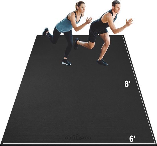 Koppel fitnessers op een grote zwarte gymmat van 8' bij 6'.