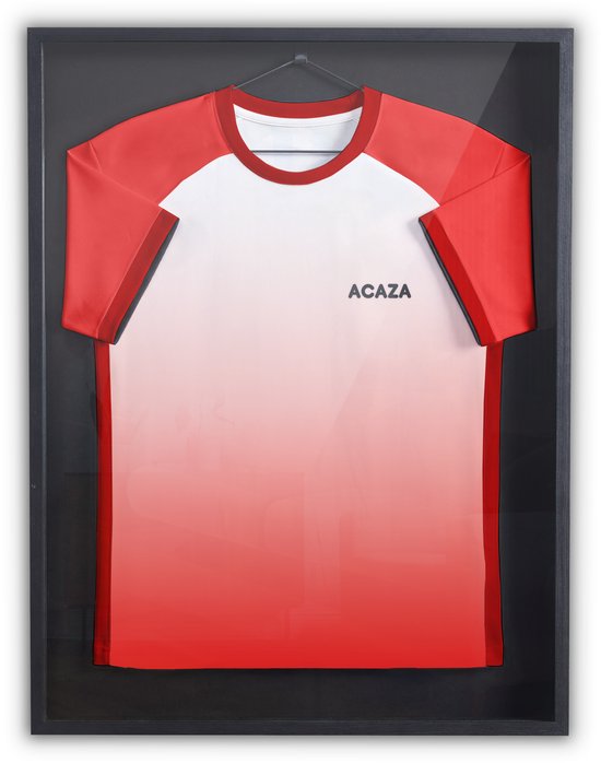 Een rood-wit sportshirt met de tekst 'ACAZA' hangt in een zwart display.