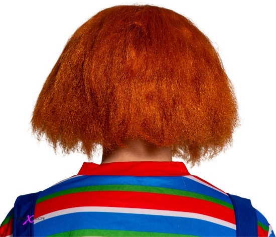 Achterzijde van oranje pruik met warrig, halflang haar, bovenop een gestreept shirt.