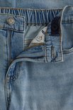Detail van de tailleband en gulp van een lichte spijkerbroek, met 'Blue Ridge' logo.