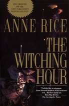 Boek kaft van Anne Rice 'The Witching Hour'. Een vrouw in roze met ketting ligt op een donkere achtergrond met kaarsen en vleugels.