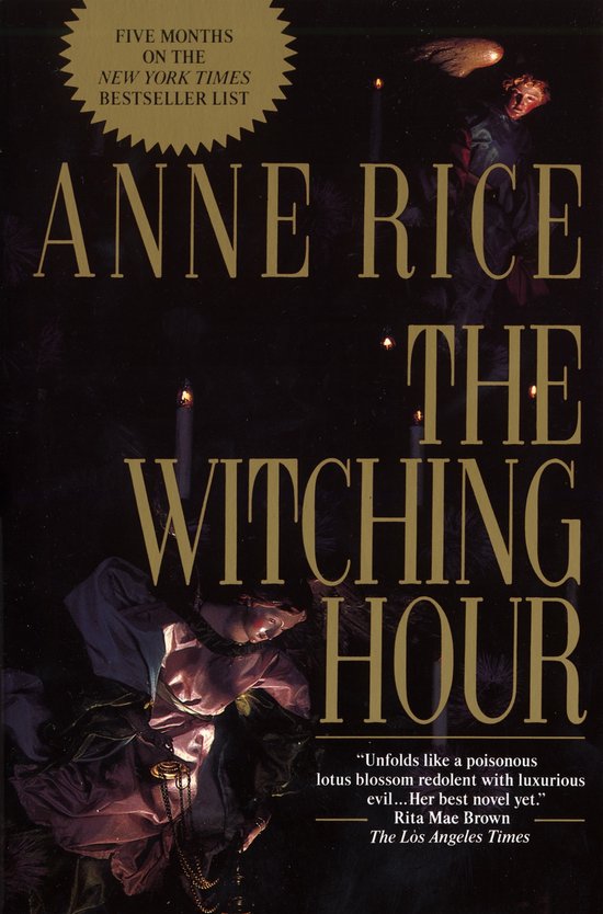 Boek kaft van Anne Rice 'The Witching Hour'. Een vrouw in roze met ketting ligt op een donkere achtergrond met kaarsen en vleugels.
