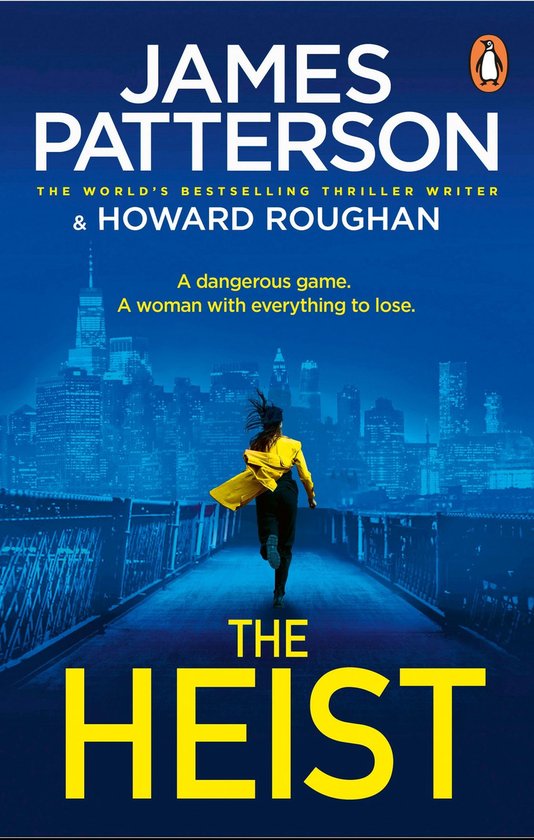 Boekcover 'The Heist' van James Patterson & Howard Roughan, met een vrouw die wegrent over een brug met op de achtergrond een skyline van een stad.