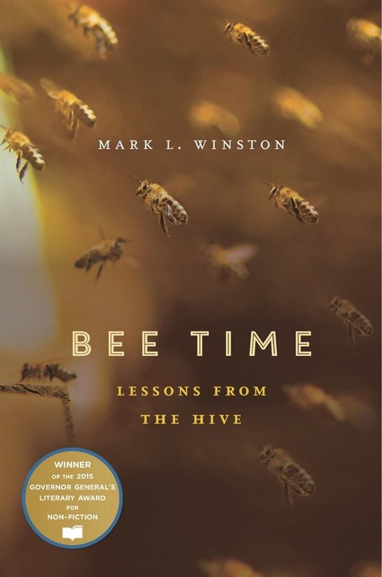 Boekomslag met de titel 'BEE TIME LESSONS FROM THE HIVE' van MARK L. WINSTON, met vele bijen op de achtergrond. Ook een prijsvermelding.
