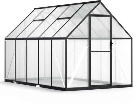 Grijze achtergrond van een aluminium en polycarbonaat kas met een open deur en dakramen.