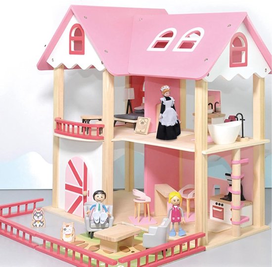Roze poppenhuis met houten details. Een keramische pop in dienstbodekostuum staat in de woonkamer.