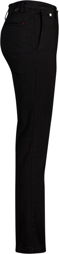 Zij-aanzicht van een man in zwarte chino broek met rode details op de achterzak.