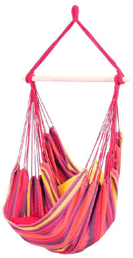 Hangstoel met rode, roze, gele en paarse strepen en houten spreidstok, geïsoleerd op wit.