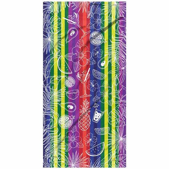 Strandlaken met verticale strepen in regenboogkleuren en tropische print van bladeren, fruit en bloemen.