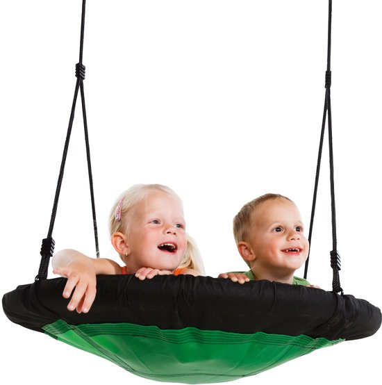 Twee lachende kinderen kijken omhoog vanaf een ronde, groene en zwarte nestschommel.