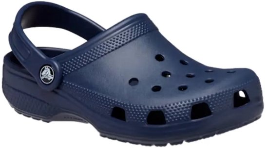 Une Crocs Clog bleu marine avec bride réglable et perforations sur le devant, sur fond blanc.
