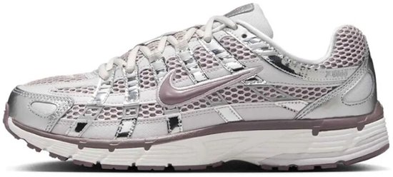 Zilverkleurige Nike P-6000 sneaker met mesh en paarse 'P-6000' tekst op de zijkant.
