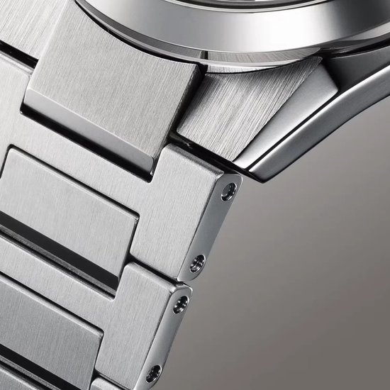 Detail van de zilverkleurige metalen band van een Edifice horloge.