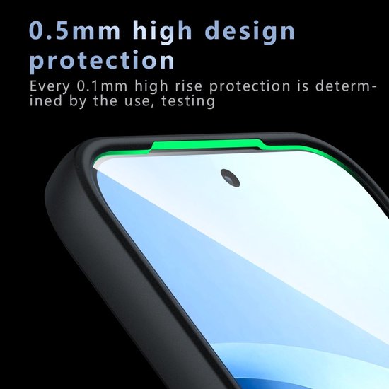 Détail d'une coque de téléphone noire avec un rebord vert, offrant une protection de 0,5 mm.
