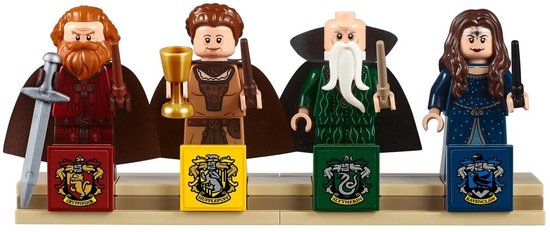 Vier LEGO minifiguren met huiswapens: Griffoendor, Huisravenklauw, Zwadderich en Huffelpuf.