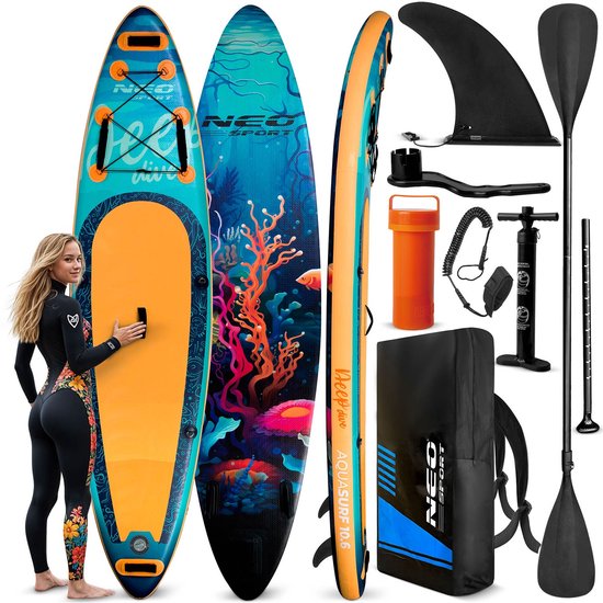 Twee staande SUP boards met zeeleven print en oranje bodem, met accessoires en vrouw in wetsuit.