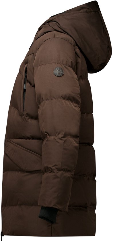 Zijaanzicht van een bruine winterjas met capuchon en ronde logo patch.