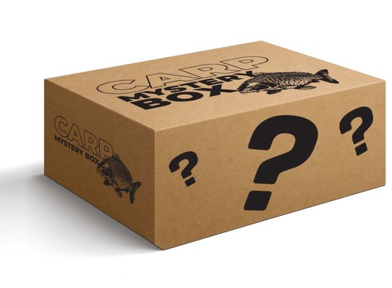 Bruine kartonnen doos met zwarte opdruk 'Carp Mystery Box', karperillustratie en grote vraagtekens.