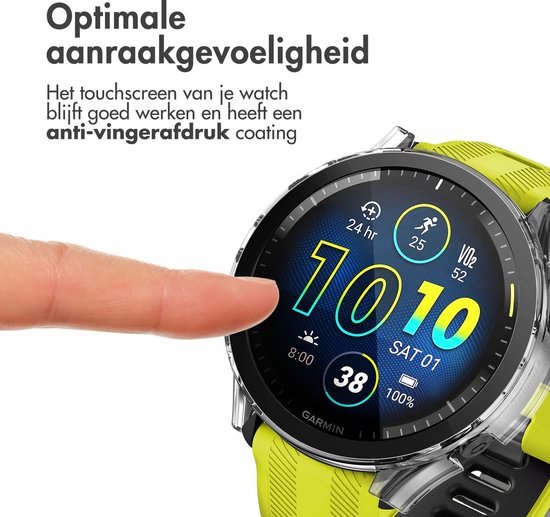 Vinger raakt het touchscreen van een zwarte Garmin Forerunner 965 aan, die een felgeel bandje heeft. De watch is beveiligd met een doorzichtige hoes.