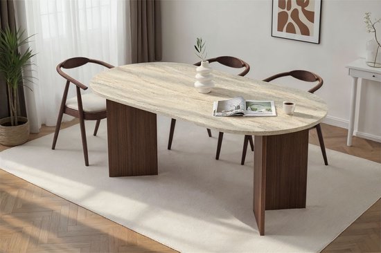 Ovale eettafel met travertin blad en donker houten voet, omringd door stoelen.