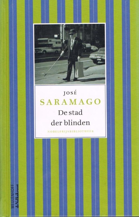 Boekomslag met verticale blauwe en groene strepen. Een zwart-witfoto van een man met blindengeleide stok en tas, staand op straat. Titel: 'De stad der blinden'.