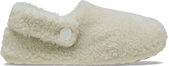 Sabot Crocs crème avec doublure douce et une bride boutonnée sur le côté, vue de côté.