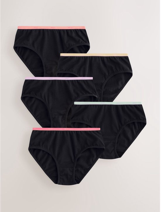 Set van vijf zwarte slips met verschillende gekleurde taillebanden: roze, geel, paars, groen en koraal.