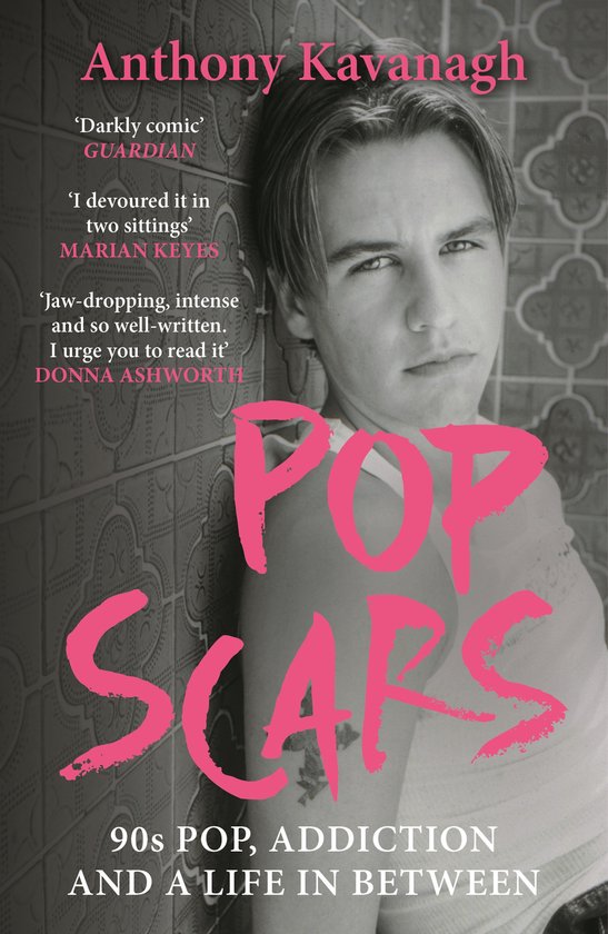 Couverture du livre Pop Scars d'Anthony Kavanagh avec une photo en noir et blanc d'un jeune homme. Texte : '90s POP, ADDICTION AND A LIFE IN BETWEEN'.