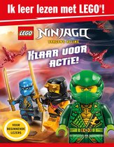 Drie LEGO Ninjago minifiguren: blauw, geel en groen, met zwaarden. Kleine rode draakjes vliegen rond. Tekst: Ik leer lezen met LEGO! Klaar voor actie! Voor beginnende lezers.