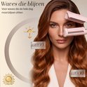 Roze Sansbeauté haarstyler met wafelplaten, ingeklemd in het rode haar van een vrouw.