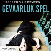 Liesbeth Van Kempen, Gevaarlijk spel, audioboek. Een vrouw in een zwarte jurk ligt op een trap.