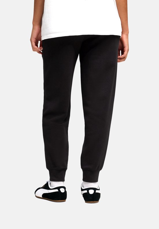 Achterkant van model in zwarte Puma joggingbroek met elastische tailleband.