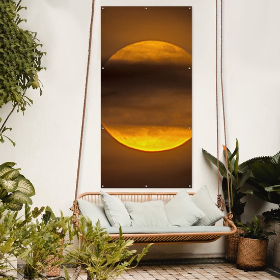 Tuinposter 100x200 cm - Tuindecoratie Maan - Wolken - Oranje - Poster voor in de tuin - Buiten decoratie - Schutting tuinschilderij - Tuindoek muurdecoratie - Wanddecoratie balkondoek