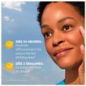 Een vrouw met een gebruinde huid raakt haar wang aan. Tekst: 'DÃS 24 uur: Hydrate effectief vermoeide huid'.
