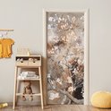 Deurposter met abstracte amandelbloesem in beige tinten, in een kinderkamer met houten meubels.