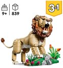 LEGO leeuw model van bruine en beige stenen. De leeuw heeft een grote bruine manen en staat op een kleine groene ondergrond met bloemen.