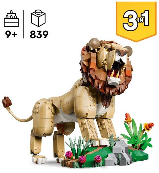 LEGO leeuw model van bruine en beige stenen. De leeuw heeft een grote bruine manen en staat op een kleine groene ondergrond met bloemen.